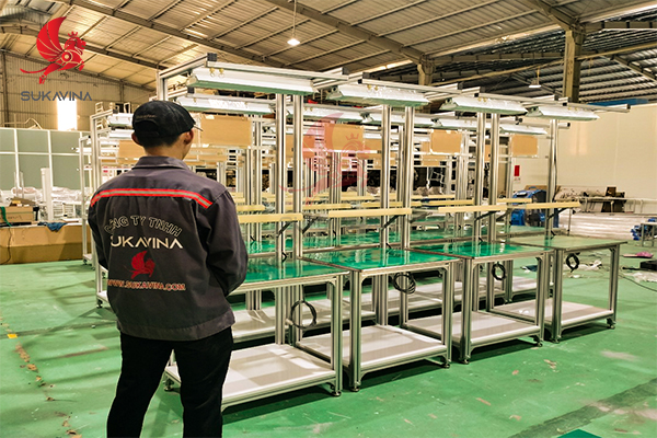 Bàn thao tác có giá kệ tại xưởng sản xuất